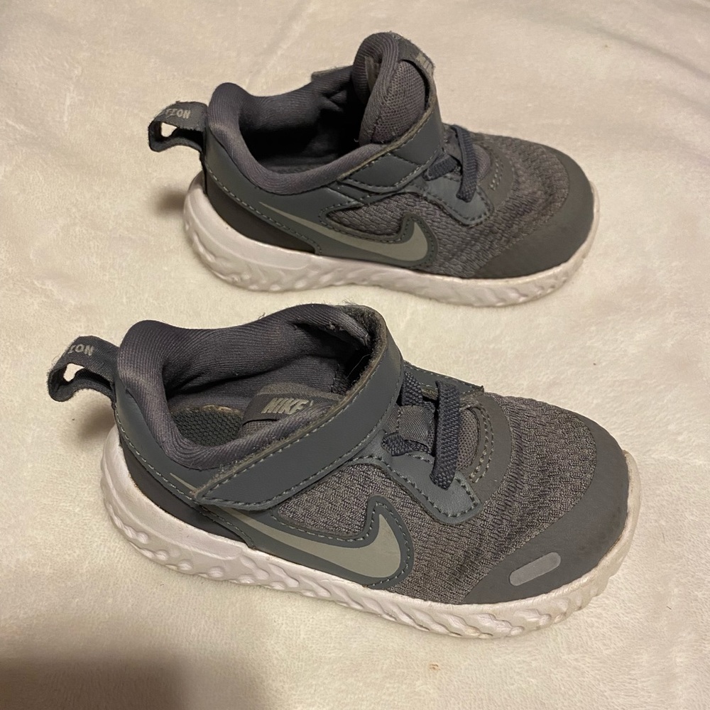 Toddler Boys Gray Nike shoes size 7c